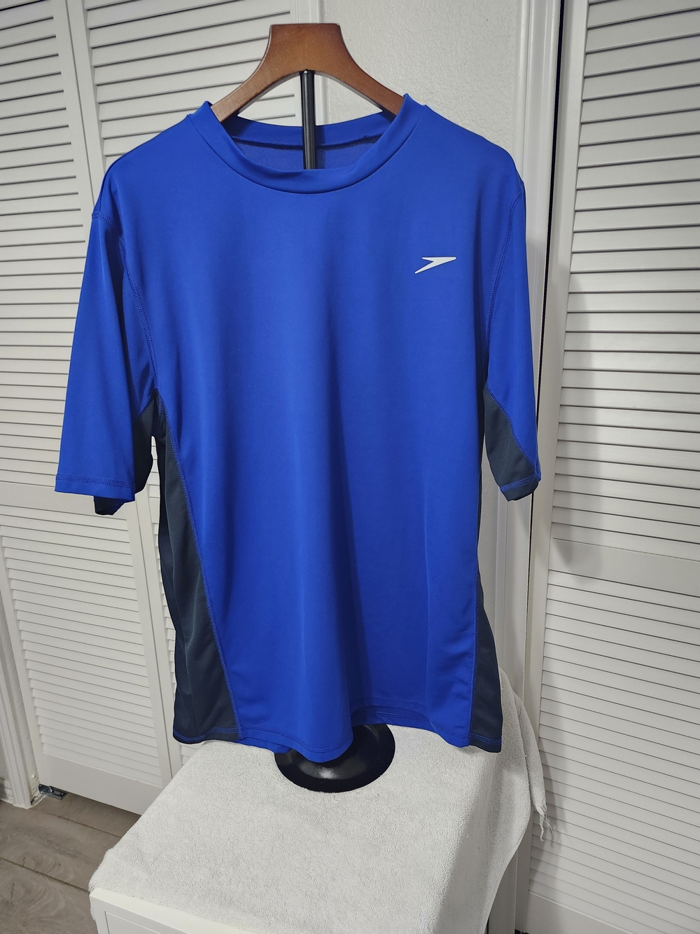 Speedo Menโs Blue Short-Sleeve Swim Shirt